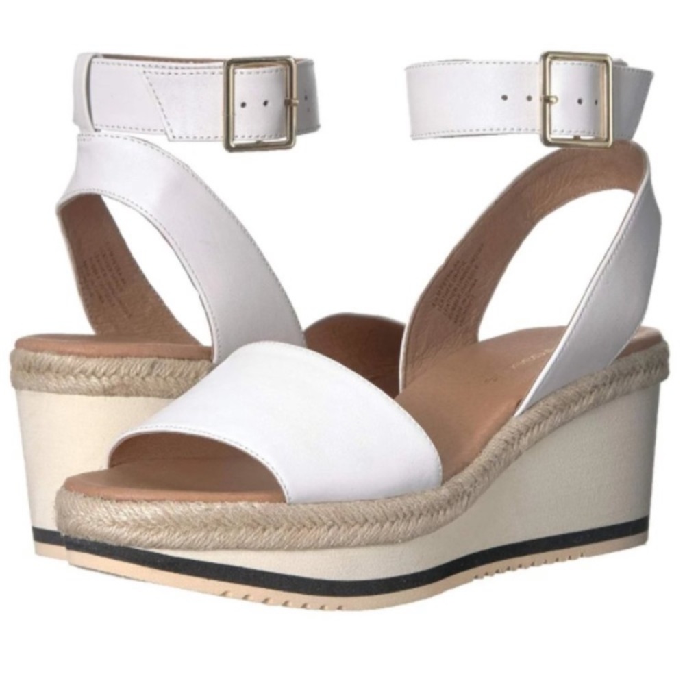Like new Andre Assous summer platform wedge